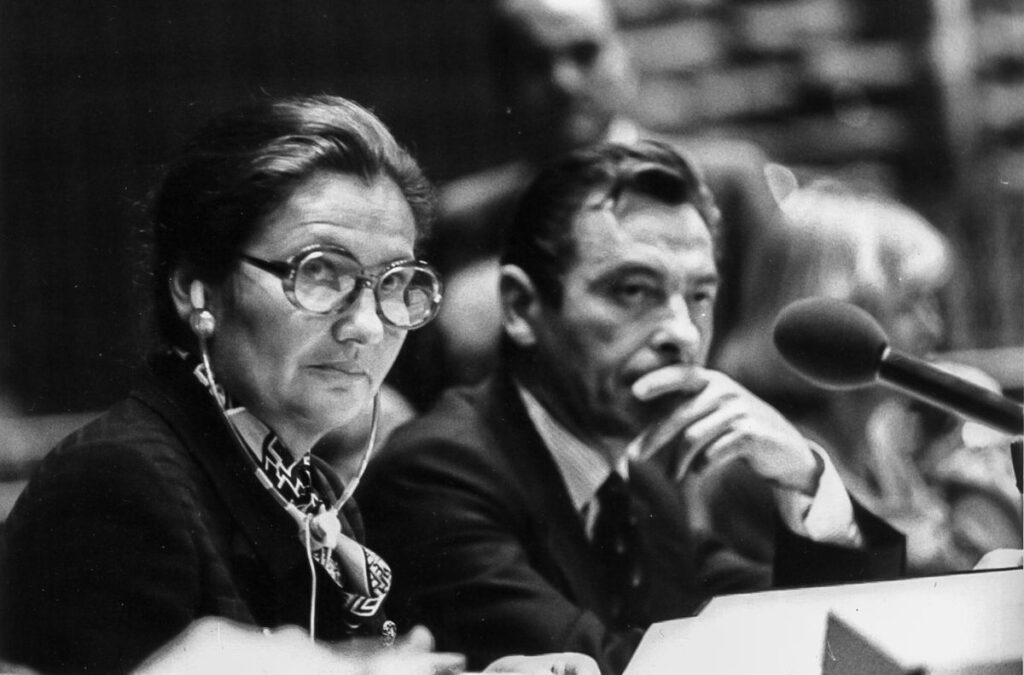 Foto en blanco y negro. Simone Veil de costado en la Asamblea Nacional de Francia durante el debate de la ley que despenalizó el aborto. 