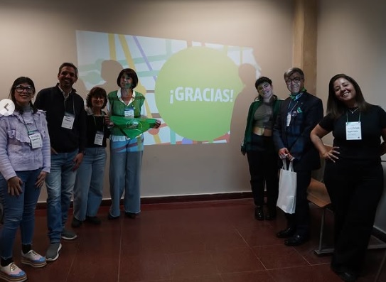 Damián Levy, Mariana Romero y Carolina Comaleras posan detrás de una pantalla que dice "gracias". En el otro extremo, posan Alejandra Nemesio, y otras dos personas. 