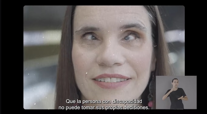 fotograma del documental. Se ve a Verónica gonzalez Bonnet en primer plano.